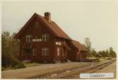 Hållplats anlagd 1915. Tvåvånings stationshus i trä, sammanbyggt med godsmagasinet.