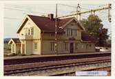 Stationshuset är nu rivet.Station övertagen av SJ 1894. 
En- och enhalvvånings stationshus i trä.
S&NJ, Sverige & Norge Järnväg