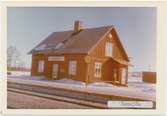 Vy vid Rensjön. Trafikplats anlagd 1908. Envånings stationshus i trä. Elektrifiering 1915.