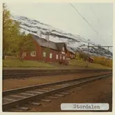 Vy vid Stordalen.Trafikplats anlagd 1902. Station 1908 med stations hus.Stationhuset utformades enligt typritningar av SJ:s chefsarkitekt Folke Zettervall och är ett1 1/2 plan stationshus i trä T-formigt med en flygel bakåt. Alla tre gavlarna har ett niorutigt fönster i övervåningen. Elektrifierad 1915. Godstrafik upphör 1933-03. Persontrafik för helår upphör 1986-09-29.Stationen upphör totalt 1997. Stations byggnaden är såld.