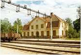 Station anlagd 1902. Putsat stationshus i två våningar. Expeditionslokalerna ombyggdes och moderniserades 1946. Mekanisk växelförrgling .Den ursprungliga stationsbyggnaden var i två våningar i trä. Namnbyte från MARGRETETORP enligt kungligt brev 1894-05-11.