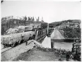 Banbyggnad. På bilden ser man 2 SJ OC ånglok  med 2 lastade godsvagnar.
