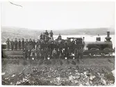 Ballastning under byggnadstiden vid Luossajärvi omkring år 1900. På bilden ser vi  ett gruståg med ett Ånglok SJ Pa nr 145.