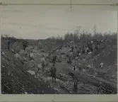 Råttjesskärningen på linjen Kiruna - Kalixfors. Denna skärningen och vägbanken skulle vara kritiska punkten i banbygget. Det tros att rälsläggningen blev hindrad i Råttjesbanken den 23 september och i Råttjesskärningen den 28 september så att den pågick fram till 5 oktober.
I mitten av fotot syns Avdelningsingenjör Emil Holmgren, och framme på fotot syns förman.