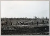 Transport av decauvillemateriel över myr.
Statsbanebyggnaden Gällivare-Porjus, 1910-1911.
Civilingenjör Håkan Bodman, ledare för andra arbetssträckan från Gällivare räknat.