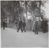 Landshövding Bernhard Eriksson på promenad i Malung under invigningsdagen för Statsbanan Malung-Vansbro.