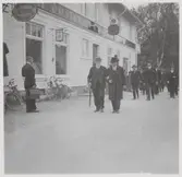 Förre landshövdingen i Kopparbergslän (1922-32) Herman Kvarnzelius på väg mot invigningsmiddagen för Statsbanan Malung-Vansbro som hölls i Malungs biograflokal.