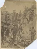 Från järnvägsbygget (Sundsvall - Torpshammar), på Tvärberget vid Nedansjöby, som byggdes om från smalspårig (1067 mm) till normalspårig (1435mm), när Statens Järnvägar (SJ) köpte upp järnvägen av Sundsvall - Torpshammars Järnväg (STJ) Mellan år 1885 - 1886.
Lite extra info.
Det sista smalspårståget gick mellan Sundsvall och Högom 11 juni 1886.
12 juni kunde så Statsbanan Sundsvall - Torpshammar öppnas för normalspårig trafik.år 1884 - 1886..
På bilden vid X:et står givarens fader. Denna bild är en gåva från E. W. Kamel.