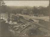 Dubbelspårsbanbyggnad Göteborg - Alingsås. Halva bron är färdig för trafik och den provisoriska bron demonteras bort. Norsesund år 1916.