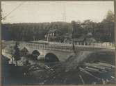 Dubbelspårsbanbyggnad Göteborg - Alingsås. Gjutningen klar av bron över Säveån. Norsesund, sept 1916.