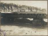 Dubbelspårsbanbyggnad Göteborg - Alingsås. Genomloppet igenfylles på den gamla bron över Säveån vid Norsesund, år 1916.