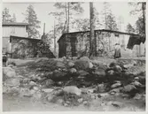 Boningshus byggda av tomlådor i 