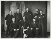 Engelsmännens maskinuppsättare på svartön, från Vänster stående 2. Högberg  och 3. Robertsson, Sittande 1. Mr Fergusson och 3. Mr Kersch.