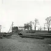 Vy över Fryksta stationshus och bana.
