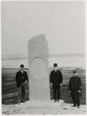 Tre män vid minnesstenen vid Illberg 1899.