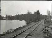Kroppa järnvägs gamla banvall korsar nuvarande statsbanan vid sjön Skärjen.