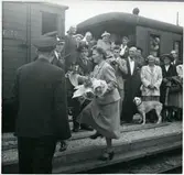 Prostinnan Lundgren överlämnar blommor till tågpersonalen i Köping