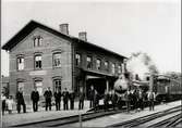 Personal vid Simrishamn station uppställda framför stationshuset.