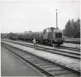 Ett diesellok med 300 ton massaved på Vansbro bangård.