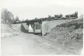 Banarbetare med gruståg vid Torhult. Vägporten.