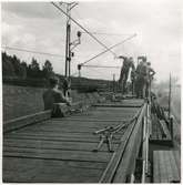 Elektrifieringen av sträckan Ånge - Sundsvall. Trådragningsarbete filmas.