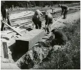 Resning av kontaktledningsstolpe någonstans utmed Trelleborg-Riksgränsen.