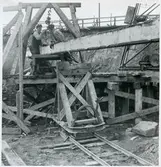 Pålen på vägportsbygget i Skövde fästes för upphissning.