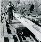 Pålen på vägportsbygget i Skövde borstas av för upphissning.