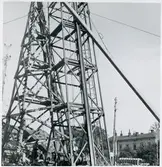 Pålen på vägportsbygget i Skövde hissas vidare.