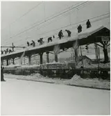 Snöskottning på Ånge perrong.
