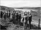 Järnvägstjänstemän, däribland dåvarande generaldirektör Erik Upmark, någonstans längs sträckan Härnösand - Långsele, i samband med invigningen av eldriften på sträckan Härnösand - Sollefteå - Långsele.