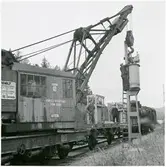 Lossning av sugtransformator. Statens Järnvägar, SJ Q2 1075.