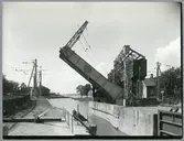 Öppnad klaffbro och bruten kontakt på kontaktledningen.