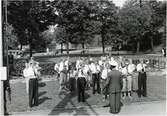 Gossorkestern spelar i parken.