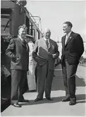 Landshövding Per Nyström, Generaldirektör Axel Granholm och Generaldirektör Erik Upmark på en station efter linjen.