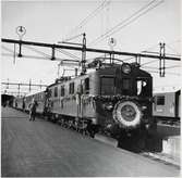 Första eltåget Statens Järnvägar, SJ D 346 vid en station efter linjen.