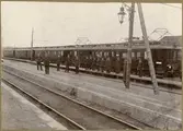 Provtåg mellan Järva och Värtan.
Perrong 2, stins Molander främst, till vänster Unge och längst till höger Törner. Järva hade eget gasverk för belysning ute och inne.
Provbanan lades snart 