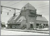 Abisko kombinerade stations- och transformatorhus.
Splitterskydden längs husväggarna sattes upp 1941. Den målade Svenska flaggan på stationstaket målades 1940 och målades över 1945.