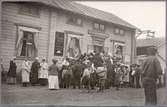 Folk köar ute på gatan för att köpa mat i Haparanda under Första världskriget.