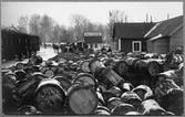 Upplag med fraktgods vid Haparanda hamnspår under Första världskriget.