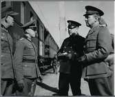 Överinspektör Linell samt svenska militärer i samtal med tyska militärer. Detta i samband med att ett tyskt sjukvårdståg passerar Hallsberg under Andra Världskriget.