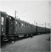 Statens Järnvägar, SJ C08 2555 och SJ C08 2719 på väg från färja till land med krigsfångar.