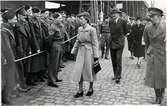 Sveriges kronprinsessa Louise besöker krigsfångar i Göteborg under krigstiden.
