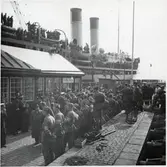 Hamnområdet i Trelleborg under krigsfångeutväxling. S/S Drottning Wictoria har lagt till med krigsfångar.