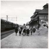 Barn från Finland i samband med barnevakueringen under kriget, här vid Krylbo station.