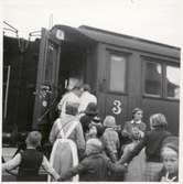 Barn från Finland i samband med barnevakueringen under kriget, här vid Krylbo station.