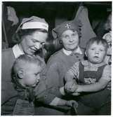 Transport av barn från Finland i samband med barnevakueringen under kriget. Här med lottor.