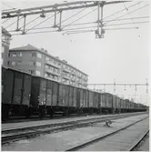 Tyska godsvagnar med militär last. Deutsche Reischbahn, DR G 10930.