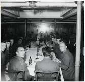 Engelska krigsfångar serveras frukost ombord på Drottning Victoria.