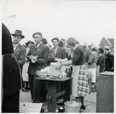 Utdelning av mat till danska flyktingar på hemresa.